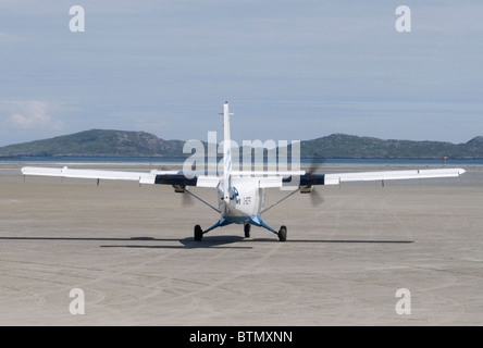 Un twin otter aeromobili uscire sulla spiaggia cockleshell a Barra pista di atterraggio per aerei, Ebridi Esterne, Scozia. SCO 6604 Foto Stock