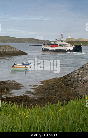 La MV Loch Alainn lasciando il terminale Ardmor per la traversata di Eriskay, Ebridi, Scozia. SCO 6612 Foto Stock