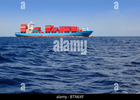 Sea cargo nave mercantile a vela in oceano blu pieno di contenitori Foto Stock