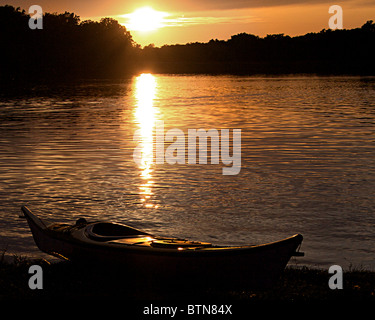 Spiaggiata kayak al tramonto Foto Stock