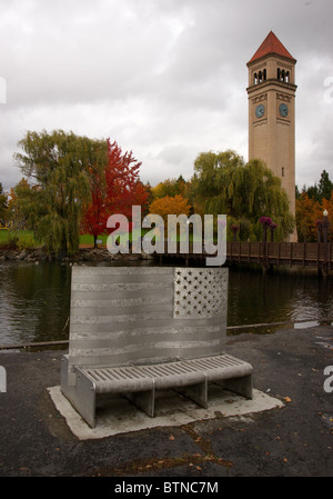 Spokane Washington e il centro cittadino di river walk park in autunno Foto Stock