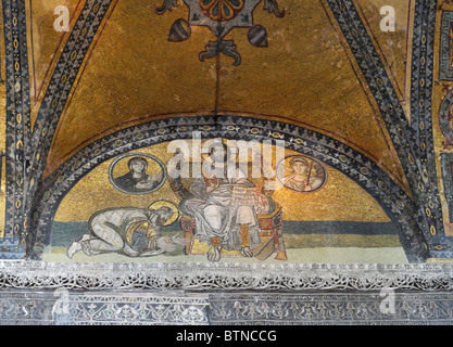 Il mosaico raffigurante il Cristo, Maria, un angelo e un inginocchiarsi imperatore Leone VI, il saggio 886-912, Aya Sofya, İstanbul, Turchia 100917 36277 Foto Stock