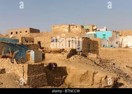 Tradizionale egiziana case a bordo del deserto, nei pressi di Luxor, Egitto, Nord Africa Foto Stock