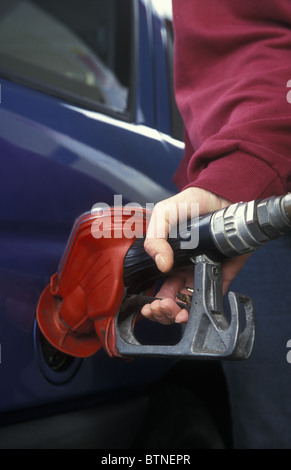 Persona di mettere benzina nella macchina Foto Stock