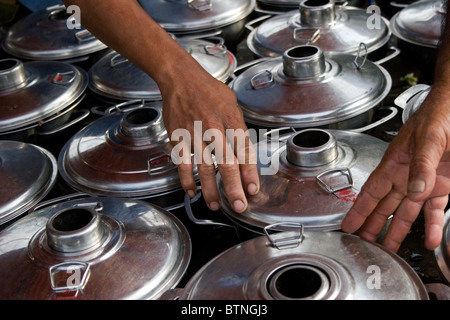 Khmer tradizionale pasti sono pronti per essere serviti per ospiti di nozze in una tenda in Kampong Cham, Cambogia. Foto Stock