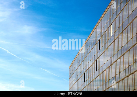 Edificio moderno sotto il cielo blu con nuvole Foto Stock