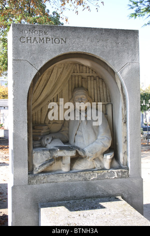 Tomba di un libraio nel cimitero di Montparnasse, Parigi Foto Stock