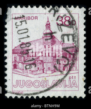 Iugoslavia - circa 1985: un timbro stampato in Jugoslavia mostra immagine della dedicato a Maribor (tedesco: Marburg an der Drau) è la seconda città più grande della Slovenia, circa 1985. Foto Stock