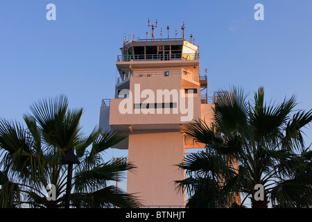 La torre di controllo al Reina Sofia TFS aeroporto di Tenerife Sur nelle Isole Canarie Spagna Europa Foto Stock