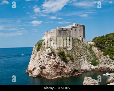 Antica fortezza sul ciglio della scogliera di Dubrovnik protegge la porta Foto Stock