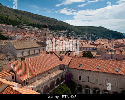 Vista sopra i tetti di Dubrovnik a torre e oceano distanti Foto Stock