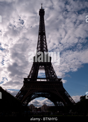 La forma della Torre Eiffel contro un blu cloudscape a Parigi Foto Stock