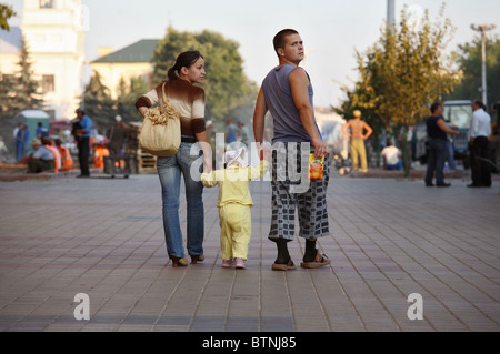 Una famiglia giovane con una passeggiata nella città di Brest, Bielorussia Foto Stock