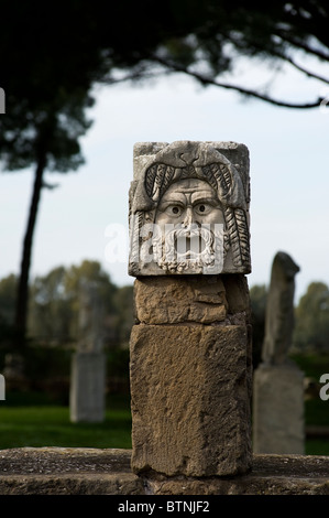 Maschera di pietra nel teatro antico. Ostia Antica Roma, Italia Foto Stock