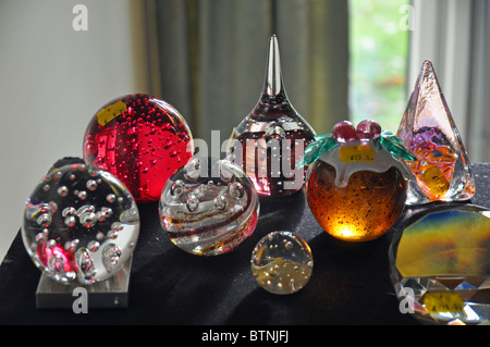 Wraysbury, Berkshire, Inghilterra: novità paperweights di vetro in vendita presso la fiera artigianale Foto Stock