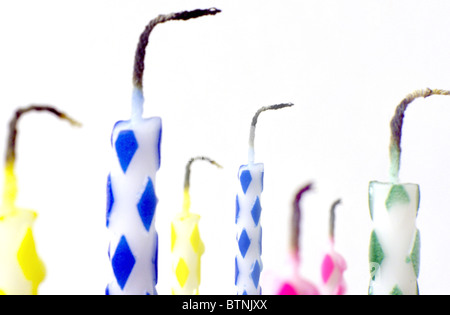 Compleanno candele spenta dopo aver soffiato fuori con stoppini piegata in un modo uniforme. Foto Stock