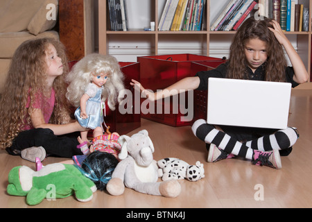 Caucasian bambina computing rifiutare la riproduzione studio isolato Foto Stock