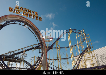 Roller Coaster con loop, Porto Giunco, Irlanda del Nord Foto Stock