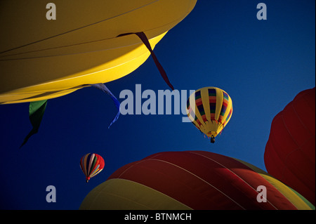 Immagine retrò del festival della mongolfiera Walla Walla che inizia a sollevarsi all'alba Walla Walla Eastern Washington state USA Foto Stock