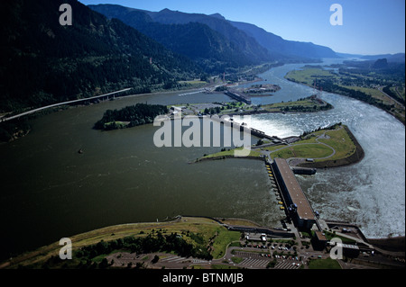 Immagine retrò, una vista aerea sulla diga di Bonneville, che si affaccia sulla gola del fiume Columbia tra Oregon e Washington state USA Foto Stock