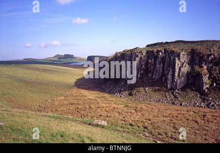 Vista lungo il corso del Muro di Adriano con balze Peel & Steel Rigg in primo piano, Northumberland, England, Regno Unito Foto Stock