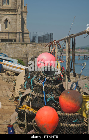 Fisherman's attrezzature impilato sulla riva Foto Stock