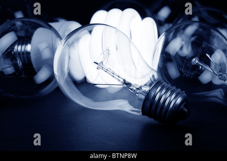 Lampada compatta a fluorescenza e luce al tungsteno lampadina Foto Stock