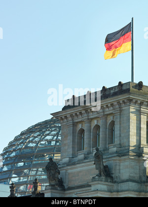 Berlino Reichstag (parlamento tedesco) in vista di dettaglio con cupola di vetro di Norman Foster e bandiera tedesca. High Res shot. Foto Stock