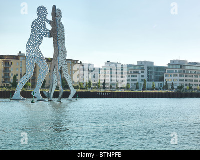 Berlino Treptow, ex East-Berlin porta "Osthafen' con la scultura 'molecule Man'. Berlino fiume Sprea. Foto Stock