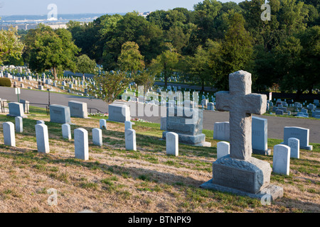 Arlington, VA - Settembre 2009 - file di lapidi in Al Cimitero Nazionale di Arlington in Arlington, Virginia Foto Stock