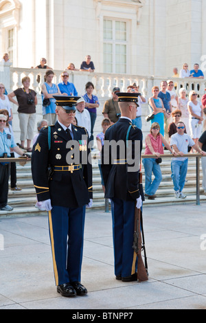 Arlington, VA - Sep 2009 - La cerimonia del Cambio della guardia presso il Cimitero Nazionale di Arlington in Arlington, Virginia Foto Stock