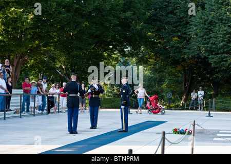 Arlington, VA - Sep 2009 - La cerimonia del Cambio della guardia presso il Cimitero Nazionale di Arlington in Arlington, Virginia Foto Stock