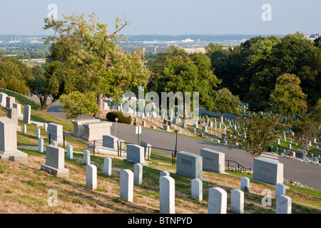 Il Cimitero Nazionale di Arlington, in Arlington, Virginia si affaccia su Washington DC attraverso il fiume Potomac Foto Stock