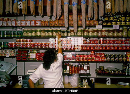 Donna francese, dipendente, lavoratore, salumi Reynon, la città di Lione, Rhone-Alpes, Francia Foto Stock