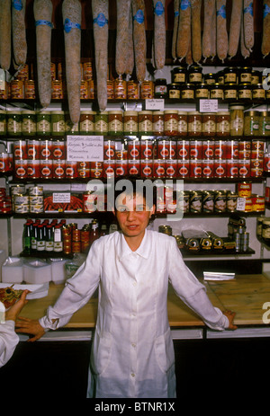 Donna francese, dipendente, lavoratore, salumi Reynon, la città di Lione, Rhone-Alpes, Francia Foto Stock