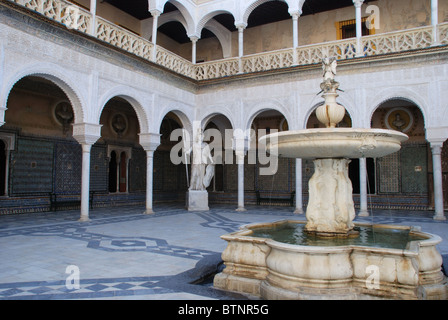 Fontana nel cortile, Casa de Pilatos, Siviglia, provincia di Siviglia, in Andalusia, Spagna, Europa occidentale. Foto Stock