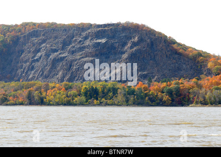 Caduta delle Foglie e la roccia lungo il fiume Hudson nei pressi di Bear Mountain nello Stato di New York. Foto Stock