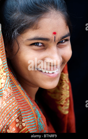 Felice giovani indiani ragazza adolescente indossando il tradizionale sari di seta ritratto. India Foto Stock