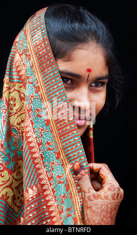 Ragazza indiana indossando il tradizionale sari di seta con henné mani. Volto ritratto. India Foto Stock