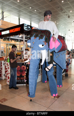 Urban Legge del Circus in un centro commerciale per lo shopping Stilt walker Foto Stock