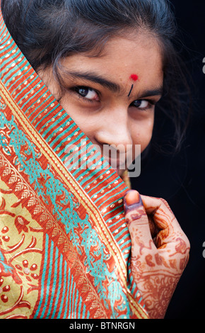 Ragazza indiana indossando il tradizionale sari di seta con henné mani. India. Volto ritratto Foto Stock