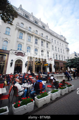 Pasticceria Gerbeaud a Budapest è uno dei più famosi caffè in Europa e una popolare meta per i turisti. Esso risale al 1858. Foto Stock