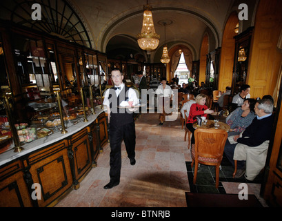 Pasticceria Gerbeaud a Budapest è uno dei più famosi caffè in Europa e una popolare meta per i turisti. Esso risale al 1858. Foto Stock