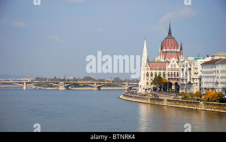 Budapest il palazzo del parlamento dal fiume Danubio, visto dal Ponte della Catena. In background: Isola Margherita. Foto Stock