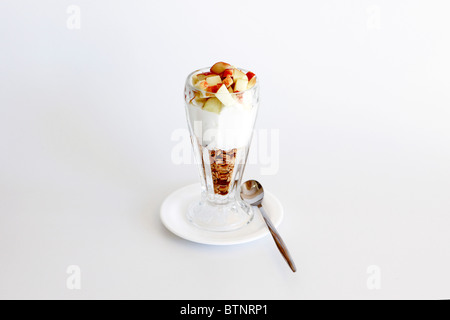 Un snack sani di yogurt con granola e insalata di frutta Foto Stock