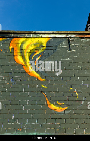 Graffiti che mostra le fiamme al buio su un muro di mattoni a Monaco di Baviera, Germania Foto Stock