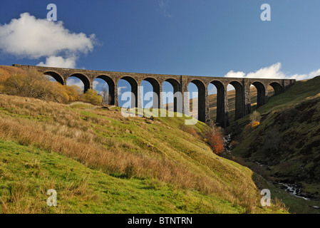 Arten Gill viadotto ferroviario Settle-Carlisle. Dentdale, Yorkshire Dales National Park, Cumbria, England, Regno Unito, Europa. Foto Stock