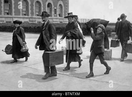 Foto d'epoca circa 1907 degli immigrati che arrivano ad Ellis Island in New York. Foto Stock