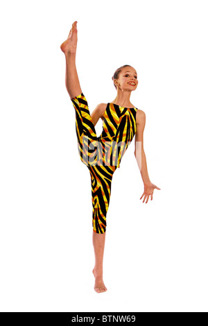 Giovane ballerino facendo calcio alto in tiger pattern costume di ballo Foto Stock