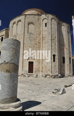 Basilica bizantina con colonne romane in primo piano Foto Stock